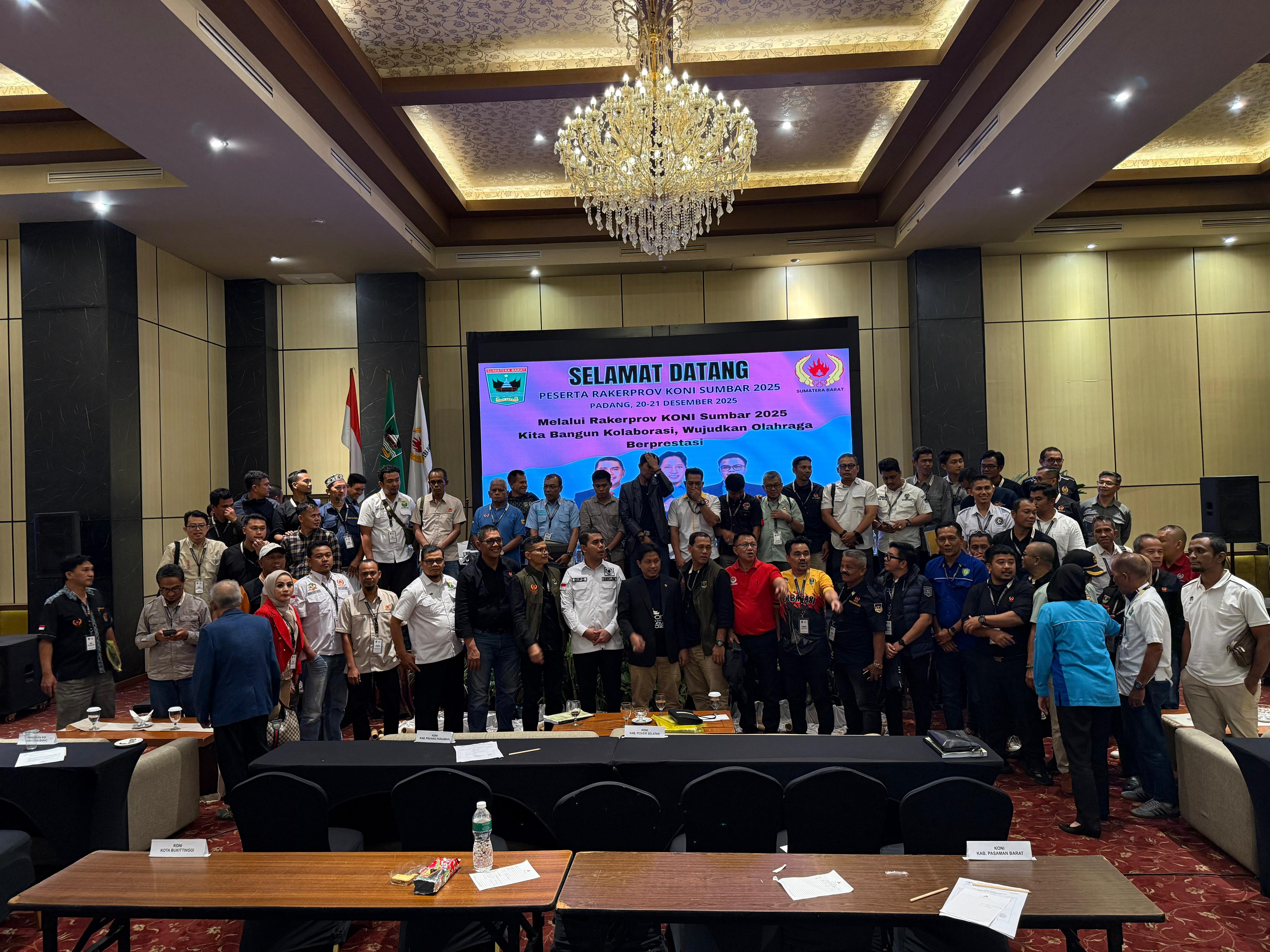 Pimpinan sidang yang juga Sekum KONI Sumbar, Anandya Dipo menutup Sidang Pleno Rakerprov KONI Sumbar 2025, di Padang, Sabtu (20/12/2025) malam. (Foto Hendri Parjiga)